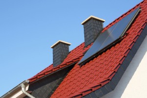 Rotes Dach mit Solarzellen