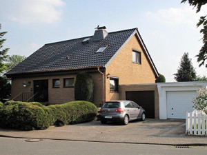 Beiges Haus mit schwarzem Dach