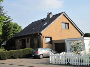 Beiges Haus mit schwarzem Dach