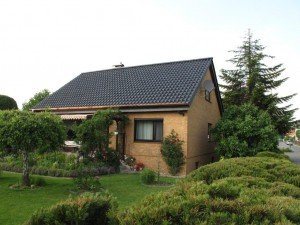 Beiges Haus mit schwarzem Dach
