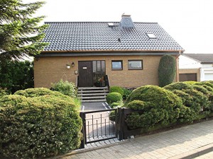 Beiges Haus mit schwarzem Dach