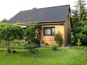 Beiges Haus mit schwarzem Dach