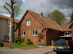 Backsteinhaus mit altem Dach
