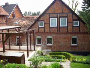 Backsteinhaus mit altem Dach