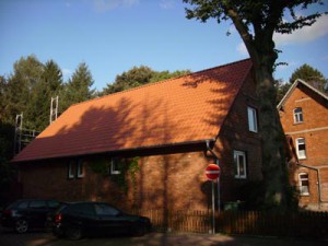 Backsteinhaus mit rotem Dach