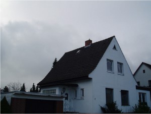 Weißes Haus mit schwarzem Dach