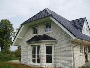 Weißes Haus mit schwarzem Dach