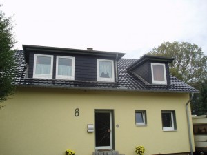 Gelbes Haus mit schwarzem Dach