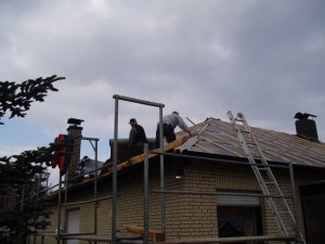 Das Hannig Team auf dem Dach bei der Arbeit