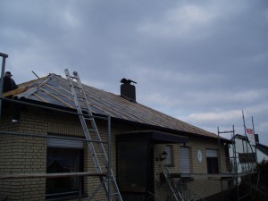 Beiges Haus mit freigelegtem Dach