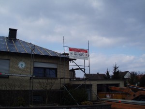 Beiges Haus mit freigelegtem Dach