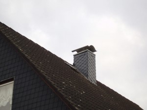 Schornstein, mit Schiefer verkleidet