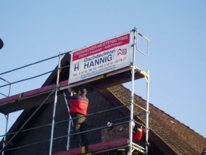 Das Hannig Team auf einem Baugerüst bei der Arbeit