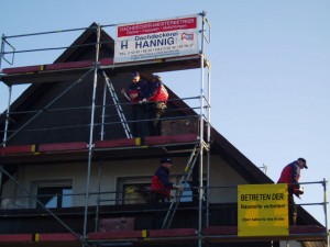 Das Hannig Team auf dem Dach bei der Arbeit
