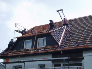 Das Hannig Team auf dem Dach bei der Arbeit