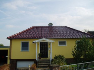 Gelbes Haus mit rotem Dach