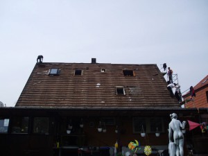 Das Hannig Team auf dem Dach bei der Arbeit