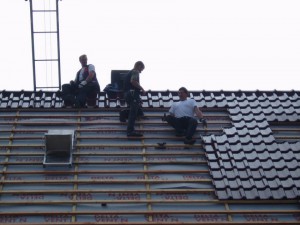 Das Hannig Team auf dem Dach bei der Arbeit