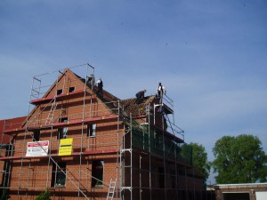 Rotes Haus mit rotem Dach und Baugerüst