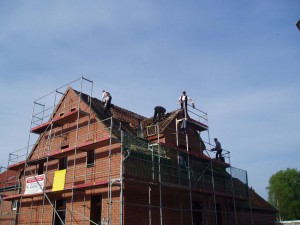 Rotes Haus mir rotem Dach und Baugerüst