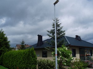 Beiges Haus mit schwarzem Dach