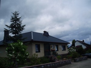 Beiges Haus mit schwarzem Dach