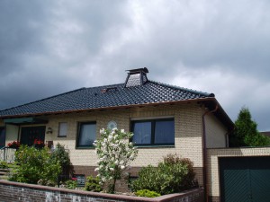Beiges Haus mit schwarzem Dach