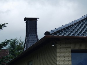 Beiges Haus mit schwarzem Dach