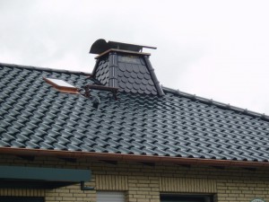 Beiges Haus mit schwarzem Dach