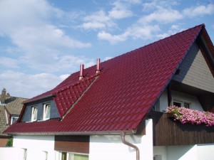 Weißes Haus mit dunkelrotem Dach