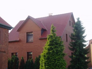 Rotes Haus mit rotem Dach