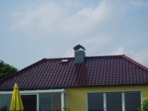 Gelbes Haus mit rotem Dach