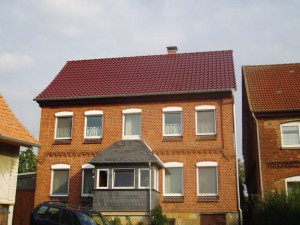 Backsteinhaus mit rotem Dach
