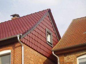 Backsteinhaus mit rotem Dach