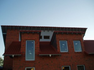 Rotes Haus mit rotem Dach