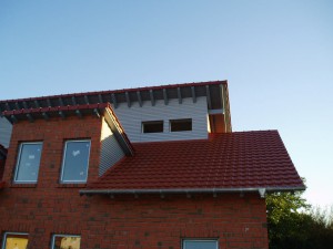 Rotes Haus mit rotem Dach