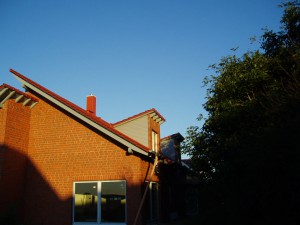 Rotes Haus mit rotem Dach