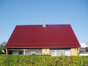 Beiges Haus mit rotem Dach