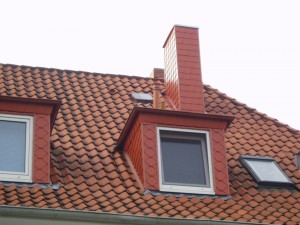 Rotes Dach mit Schornstein