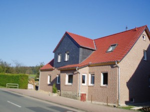 Backsteinhaus mit rotem Dach