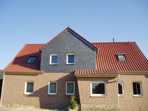 Backsteinhaus mit rotem Dach