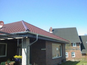 Dunkelrotes Haus mit rotem Dach