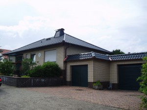 Beiges Haus mit schwarzem Dach