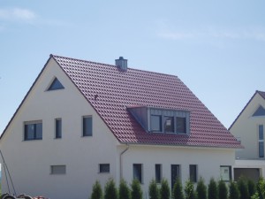 Weißes Haus mit rotem Dach