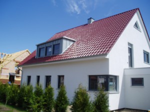 Weißes Haus mit rotem Dach