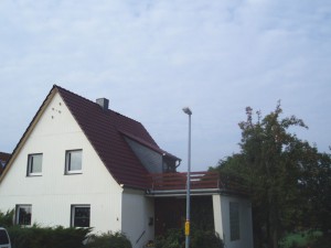 Weißes Haus mit rotem Dach