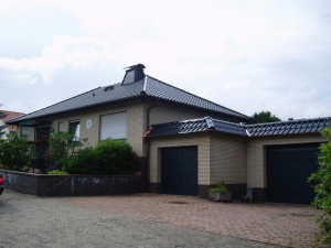 Beiges Haus mit schwarzem Dach