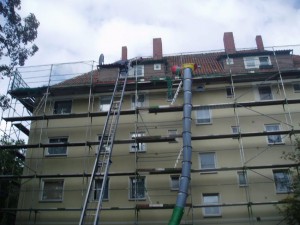 Gelbes Haus mit rotem Dach und Baugerüst