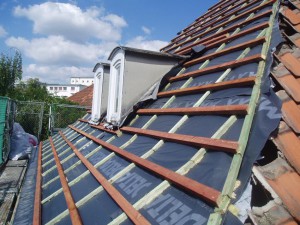 Ein Dach in Arbeit; die Dachlatten sind zu sehen