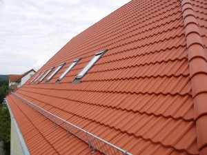 Rotes Dach mit Schneefanggitter